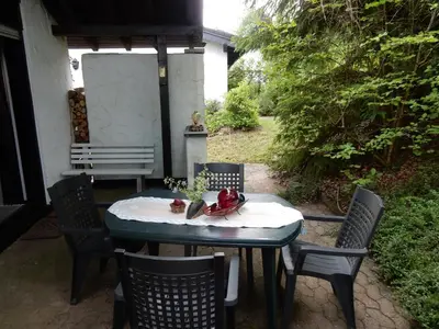 Ein Garten an der Unterkunft Haus am Wald
