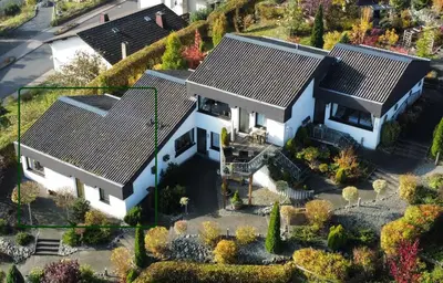 Das Gebäude in dem sich das Ferienhaus befindet