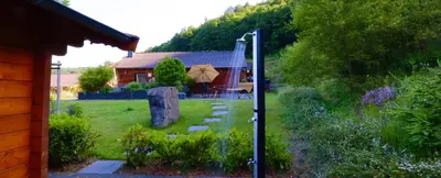 Ein Garten an der Unterkunft Casa al Bosco Ferienhaus am Wald