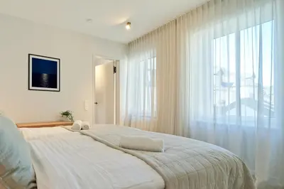 Ein Bett oder Betten in einem Zimmer der Unterkunft Modernes Flair - Designer-Apartment in Top-Lage im Zentrum - bis 3 Personen - gratis WLAN - Waschmaschine - Marvin Jeske Retreats