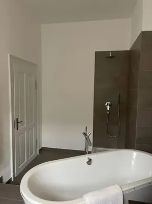 Ein Badezimmer in der Unterkunft BG Living & Hosting - Exklusive Jugendstilwohnung an der Mosel in Ürzig - 2 Schlafzimmer, bis 4 Personen, Fahrradkeller, Waschmaschine & Trockner