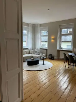 Ein Sitzbereich in der Unterkunft BG Living & Hosting - Exklusive Jugendstilwohnung an der Mosel in Ürzig - 2 Schlafzimmer, bis 4 Personen, Fahrradkeller, Waschmaschine & Trockner