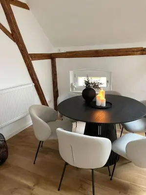Ein Sitzbereich in der Unterkunft Mosel-Charm - Urige Dachgeschosswohnung für 6 Personen - 3 Schlafzimmer, Fahrradkeller & Gratis WLAN - BG Living & Hosting