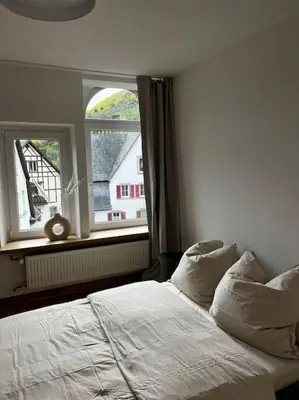 Ein Bett oder Betten in einem Zimmer der Unterkunft Mosel-Charm - Urige Dachgeschosswohnung für 6 Personen - 3 Schlafzimmer, Fahrradkeller & Gratis WLAN - BG Living & Hosting