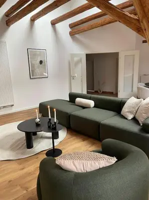 Ein Sitzbereich in der Unterkunft Mosel-Charm - Urige Dachgeschosswohnung für 6 Personen - 3 Schlafzimmer, Fahrradkeller & Gratis WLAN - BG Living & Hosting