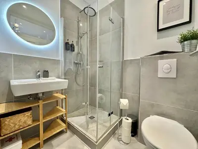 Ein Badezimmer in der Unterkunft 250m Rhein - ruhig - Hbf - Boxspringbett - K-111-S