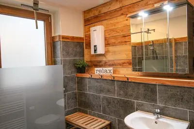 Ein Badezimmer in der Unterkunft Rustikal trifft Modern, Bar Keller, Terrasse, 2 Schlafzimmer