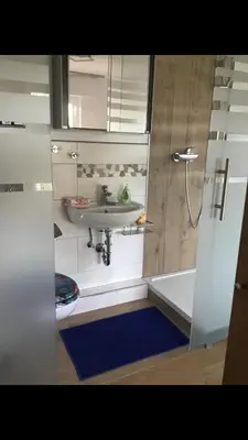 Ein Badezimmer in der Unterkunft Aussichtszimmer mit modernem Glasbad und Balkon