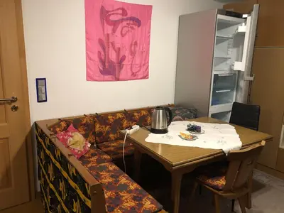 Ein Sitzbereich in der Unterkunft Aussichtszimmer mit modernem Glasbad und Balkon