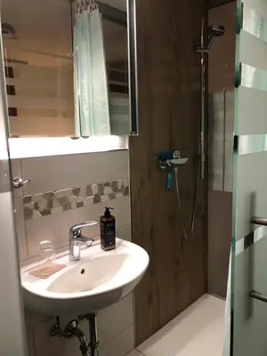 Ein Badezimmer in der Unterkunft Aussichtszimmer mit modernem Glasbad und Balkon