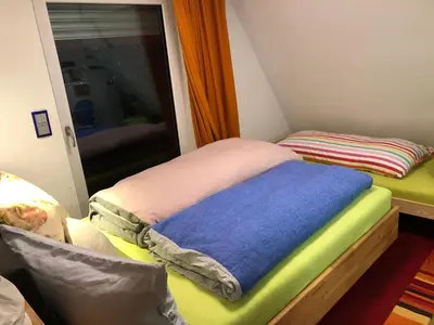 Ein Bett oder Betten in einem Zimmer der Unterkunft Aussichtszimmer mit modernem Glasbad und Balkon