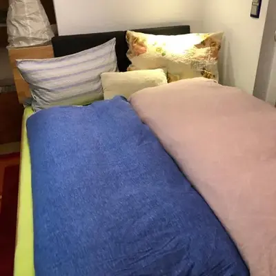 Aussichtszimmer mit modernem Glasbad und Balkon
