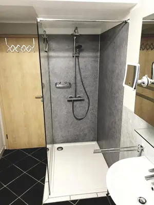 Ein Badezimmer in der Unterkunft Apartment Schweich-Issel Familie Lentes NEU RENOVIERT