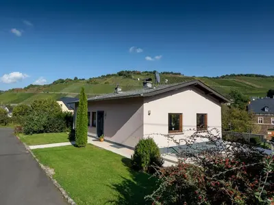 Ein allgemeiner Bergblick oder ein Berglick von des Ferienhauses aus
