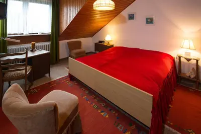 Ein Bett oder Betten in einem Zimmer der Unterkunft Ferienwohnungen Casa Ri(e)sig