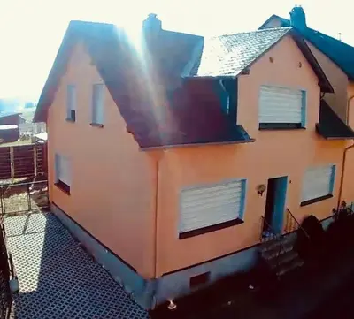 Das Gebäude in dem sich das Ferienhaus befindet