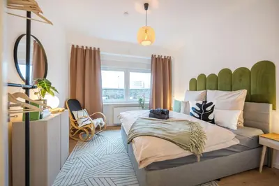 Ein Bett oder Betten in einem Zimmer der Unterkunft NEU: 100m² - ideal für Familien/Geschäftsr. - HBF