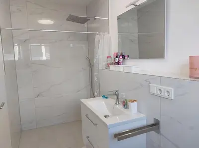 Ein Badezimmer in der Unterkunft Neue Wohnung für 5 Küche Terrasse