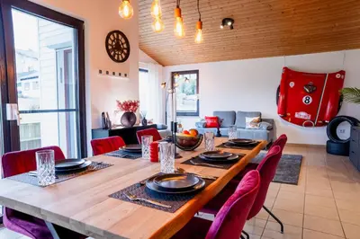 Ein Sitzbereich in der Unterkunft Racing-Chalet (Ferienhaus)