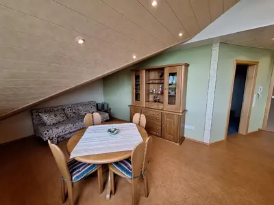 Ein Sitzbereich in der Unterkunft Ferienwohnung Rhens am Rhein