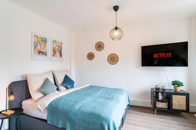 Ein Bett oder Betten in einem Zimmer der Unterkunft Deluxe Studio, PS4, Parken, Netflix, Klinikum