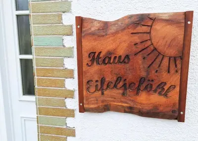 Ein Zertifikat, Auszeichnung, Logo oder anderes Dokument, das in der Unterkunft Ferienhaus Eifeljeföhl ausgestellt ist