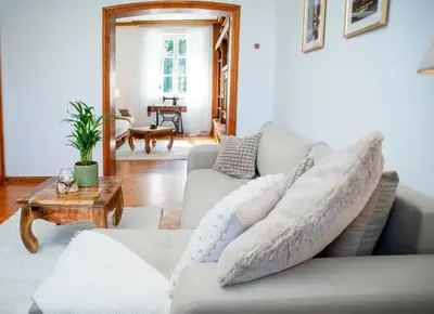 Ein Sitzbereich in der Unterkunft Villa Ardoise direkt an der Mosel zwischen Cochem und Koblenz
