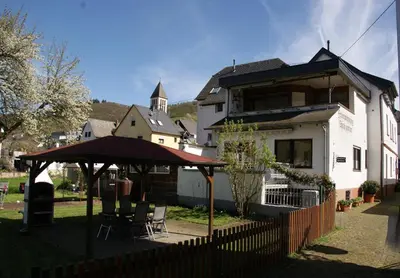 Das Gebäude in dem sich die Ferienwohnung befindet