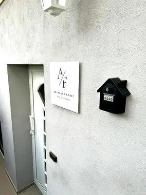 Ein Zertifikat, Auszeichnung, Logo oder anderes Dokument, das in der Unterkunft Adenauer Forst Ring Apartment ausgestellt ist