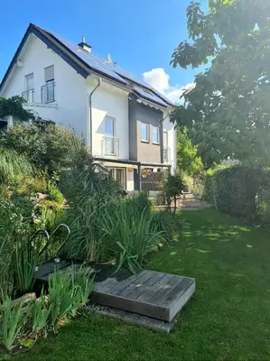 Ein Garten an der Unterkunft Wohlfühlen am Gartenteich