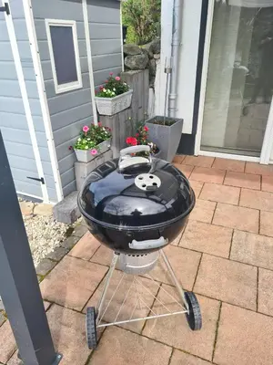 Ein für Gäste verfügbarer Grill in der Ferienwohnung