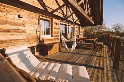 Ein Balkon oder eine Terrasse in der Unterkunft Maja Chalets - Altholzchalet in der Eifel mit Whirlpool und Sauna