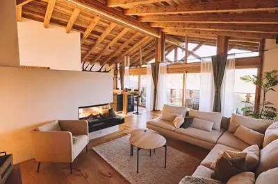 Ein Sitzbereich in der Unterkunft Maja Chalets - Altholzchalet in der Eifel mit Whirlpool und Sauna