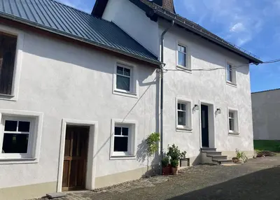 Das Gebäude in dem sich das Ferienhaus befindet