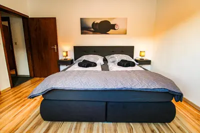 Ein Bett oder Betten in einem Zimmer der Unterkunft Exklusive Moselidylle: Fewo mit traumhaftem Staustufenblick, Netflix, Terrasse