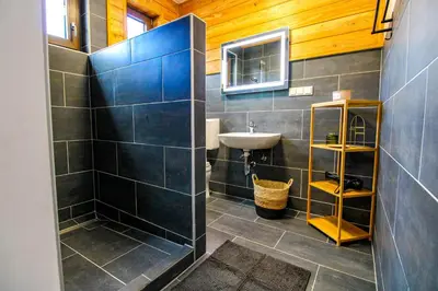 Ein Badezimmer in der Unterkunft Exklusive Moselidylle: Fewo mit traumhaftem Staustufenblick, Netflix, Terrasse