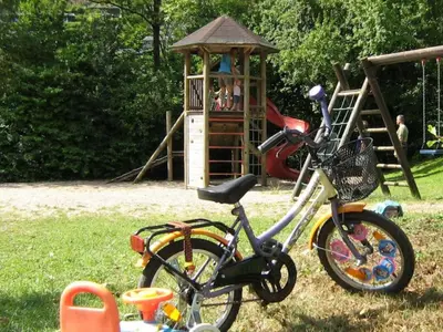 Ein Kinderspielbereich in der Unterkunft Luxusbungalow im Campingpark