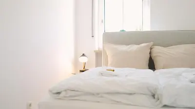 Ein Bett oder Betten in einem Zimmer der Unterkunft Apartment mit Balkon, Küche & Waschmaschine an der WHU