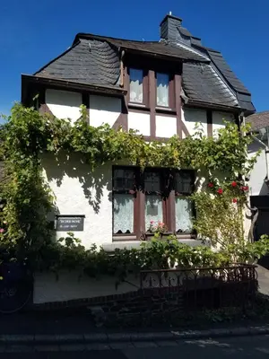 Das Gebäude in dem sich das Ferienhaus befindet