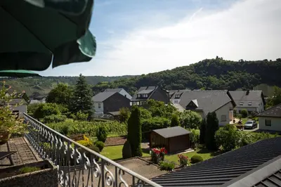 Ein allgemeiner Bergblick oder ein Berglick von des Bed & Breakfasts aus