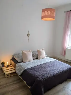 Ein Bett oder Betten in einem Zimmer der Unterkunft Gemütliche 144qm Altbauwohnung in Koblenz am HBF