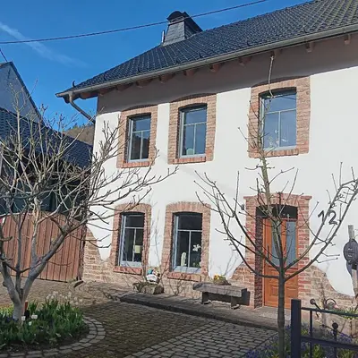 Das Gebäude in dem sich das Ferienhaus befindet