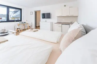 Ein Bett oder Betten in einem Zimmer der Unterkunft Modernes Studio-Apartment mit Balkon und privatem Stellplatz für bis zu 4 Personen nur wenige Minuten von der Innenstadt & Mosel entfernt