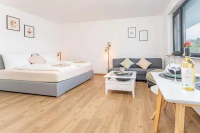 Ein Bett oder Betten in einem Zimmer der Unterkunft Modernes Studio-Apartment mit Balkon und privatem Stellplatz für bis zu 4 Personen nur wenige Minuten von der Innenstadt & Mosel entfernt