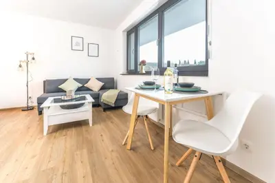 Ein Sitzbereich in der Unterkunft Modernes Studio-Apartment mit Balkon und privatem Stellplatz für bis zu 4 Personen nur wenige Minuten von der Innenstadt & Mosel entfernt