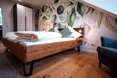 Ein Bett oder Betten in einem Zimmer der Unterkunft Neue Fewo mit Schlossblick - Urlaub im Wein- und Ferienort Bekond