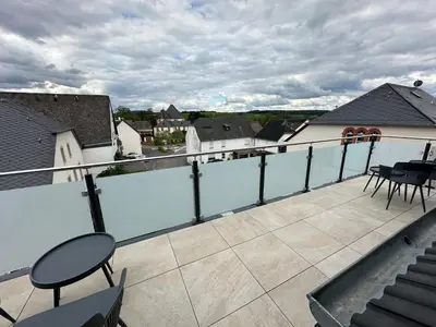 Ein Balkon oder eine Terrasse in der Unterkunft Neue Fewo mit Schlossblick - Urlaub im Wein- und Ferienort Bekond
