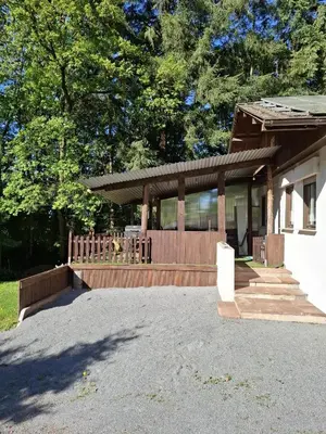 Das Gebäude in dem sich das Ferienhaus befindet