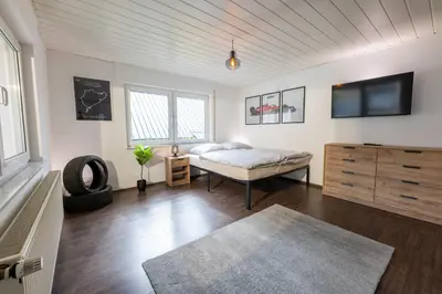 Ein Bett oder Betten in einem Zimmer der Unterkunft Pitlane-Apartment
