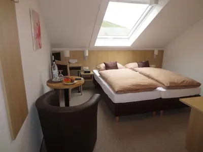 Ein Bett oder Betten in einem Zimmer der Unterkunft Wein & Gästehaus Rosenlay